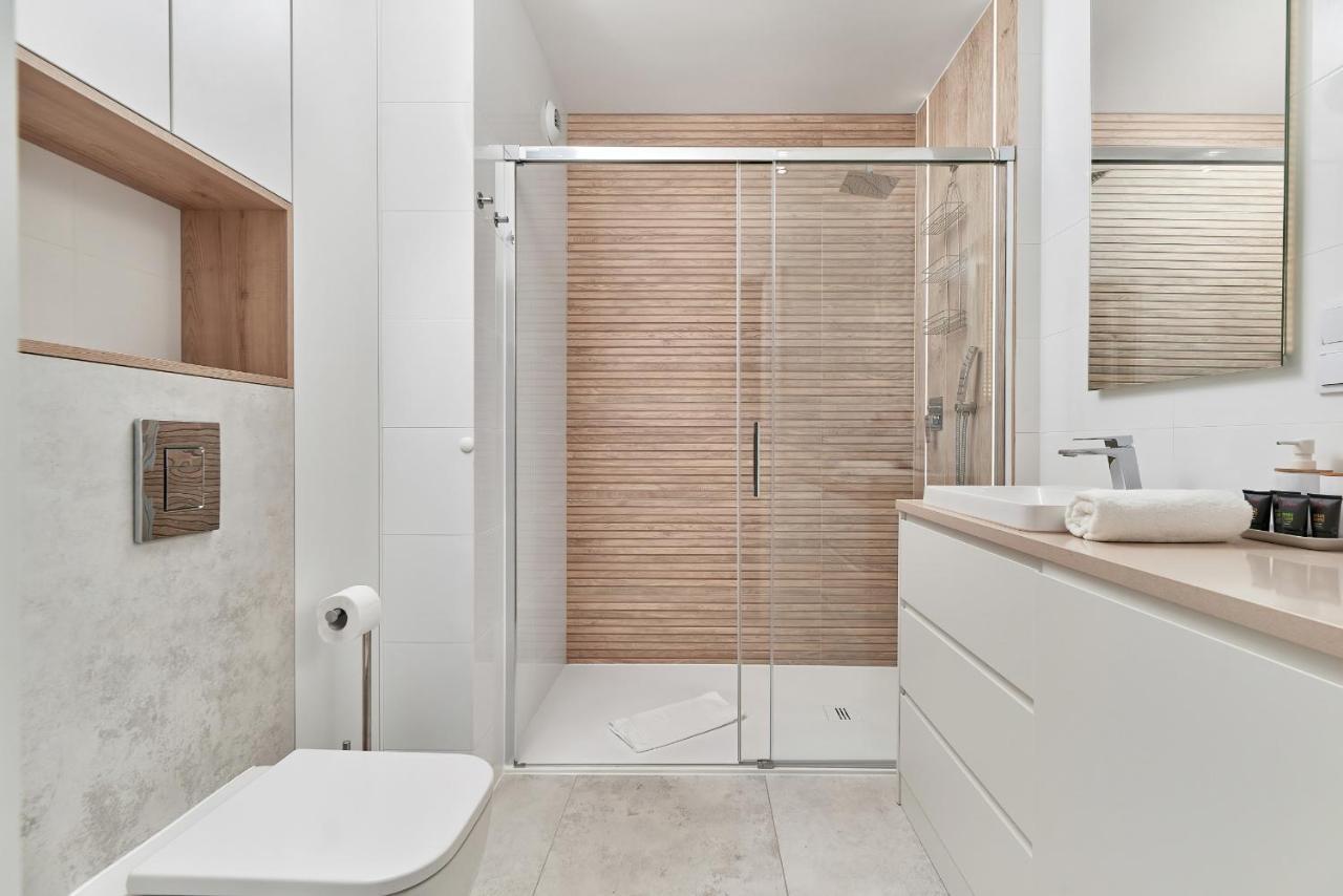 Exclusive Apartments Gwiazdzista With Free Garage Wroclaw By Noclegi Renters Bagian luar foto