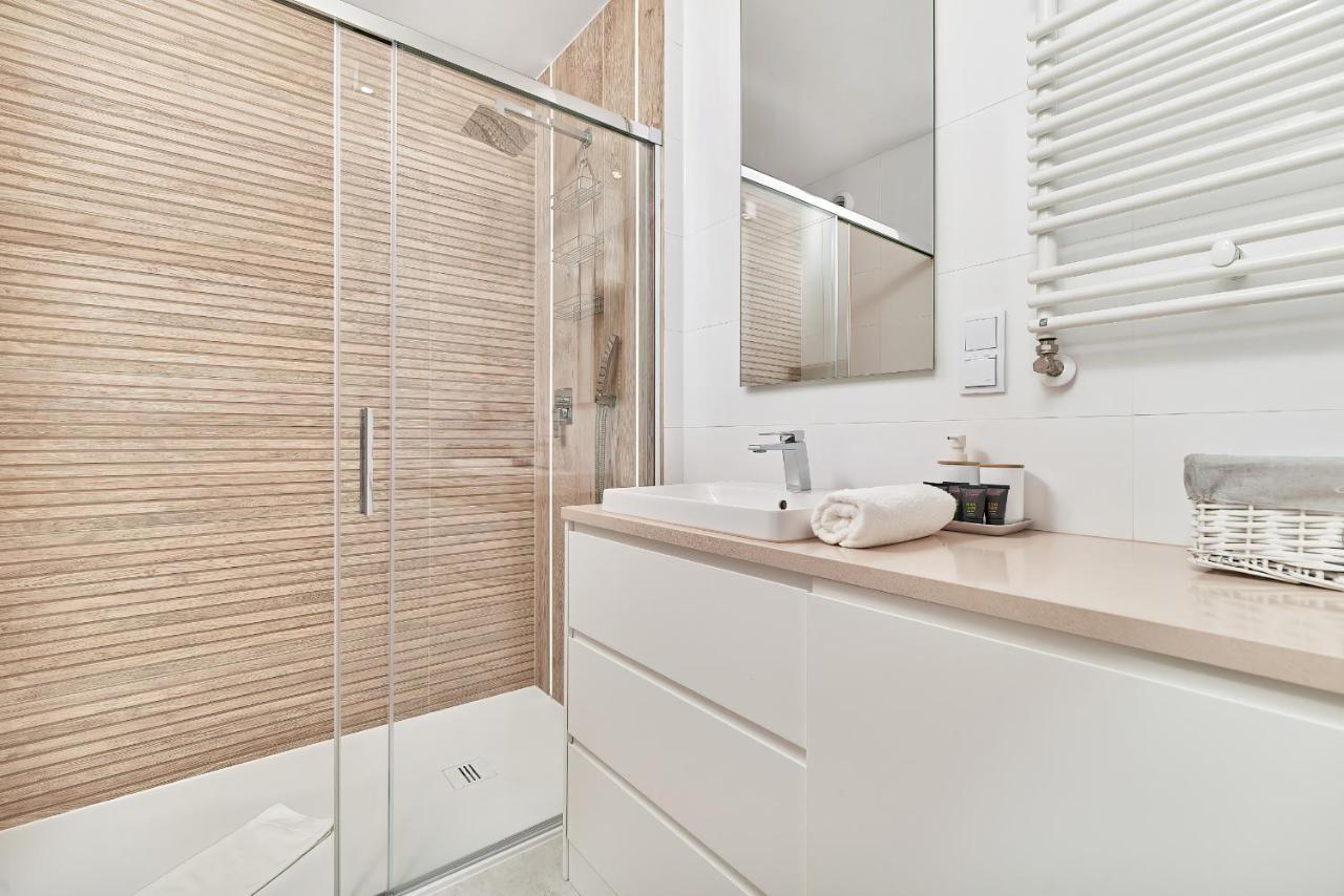 Exclusive Apartments Gwiazdzista With Free Garage Wroclaw By Noclegi Renters Bagian luar foto